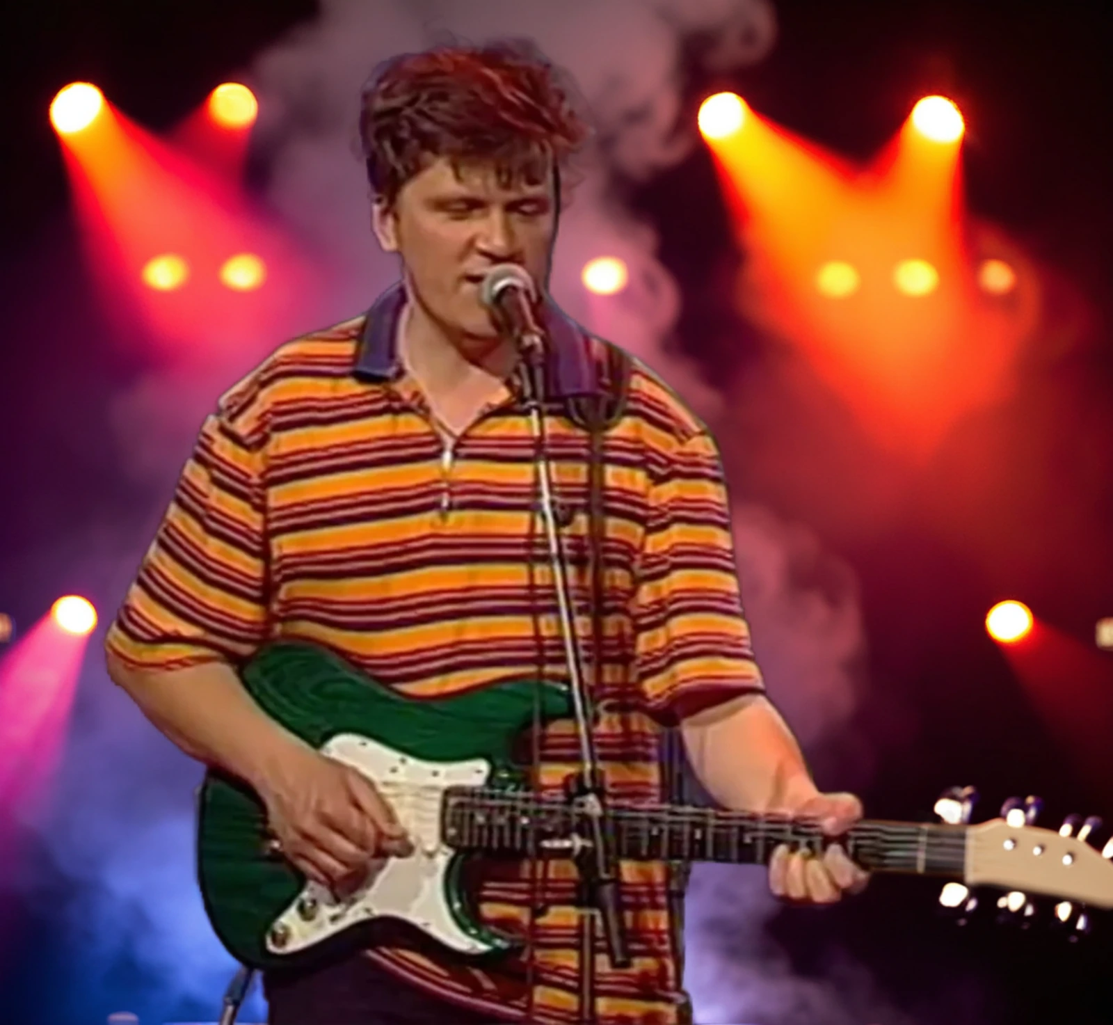 Mirko Sešek nastopa s kitaro na odru